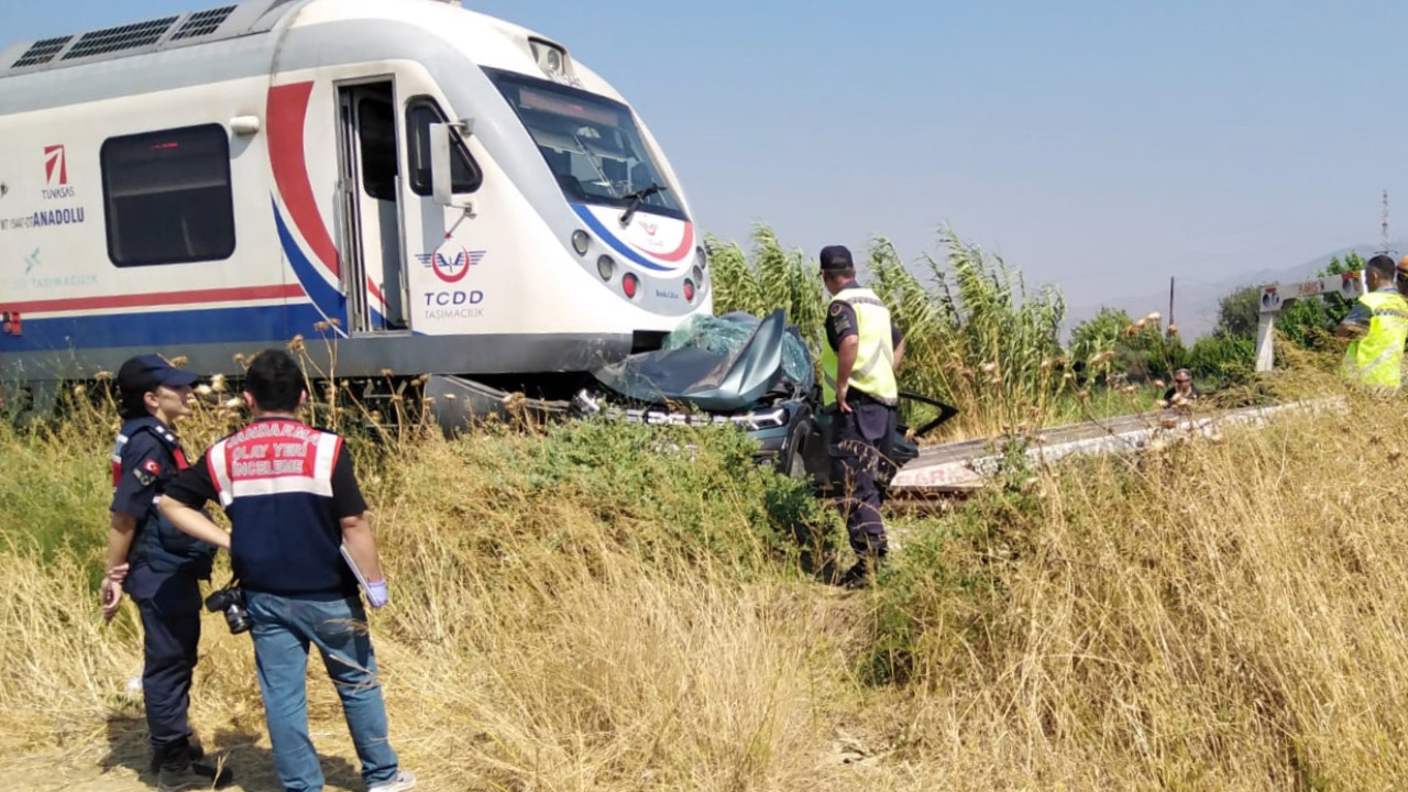 İzmir’de hemzemin geçitte trenin çarptığı araçtaki 3 kişi öldü