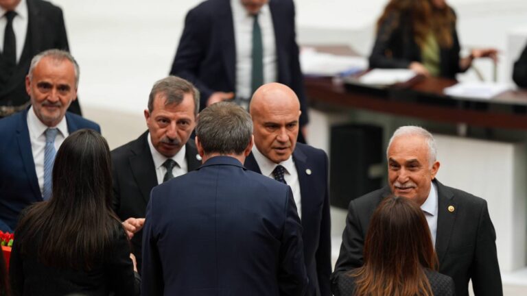 dem-parti-mecliste-sirri-sureyya-onder-icin-taziyeleri-kabul-etti-GPjL9Wc3.jpg