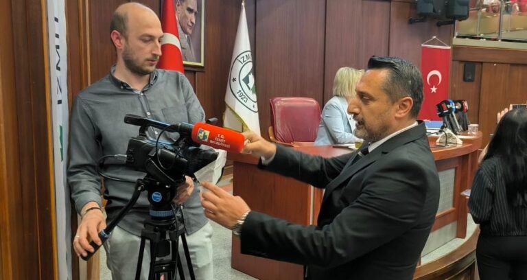 mhpli-meclis-uyesi-belediyenin-kamerasina-bant-cekti-chpden-cevap-gecikmedi-NeXOmB4Z.jpg