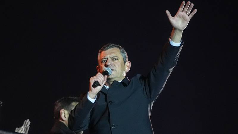 ozgur-ozel-100-gun-mitinginde-sarachanede-erdogan-artik-cumhurbaskani-degil-cunta-baskanidir-CfrJvhKa.jpg